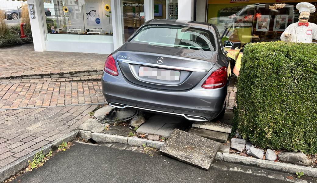 Am Auto und an der Umgebung entstand Sachschaden in der Höhe von rund 13'000 Franken.