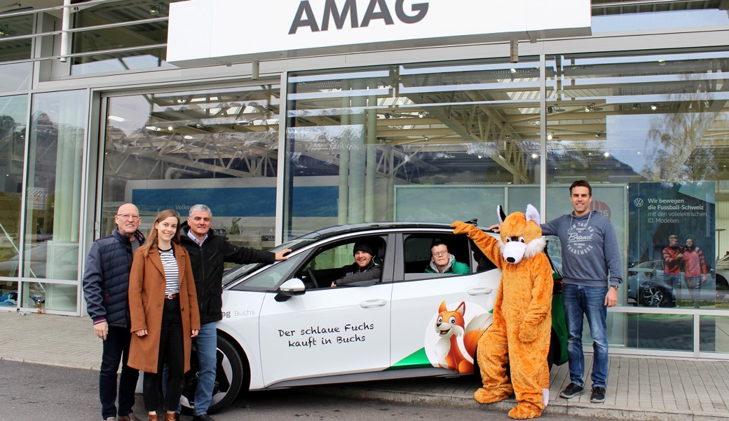 Die Delegation der Lukashaus Stiftung übernimmt den ihr übertragenen Hauptgewinn der letzten «Schlauer Fuchs»-Aktion.