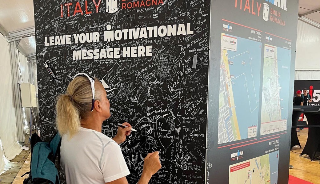 WM-Teilnahme unter Dach und Fach: Anita Vincenz überlegt sich am Ironman Italy welche motivierenden Wort sie mitteilen möchte.