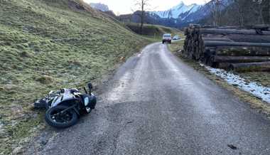 Rollerfahrer in der Laad auf vereister Strasse gestürzt