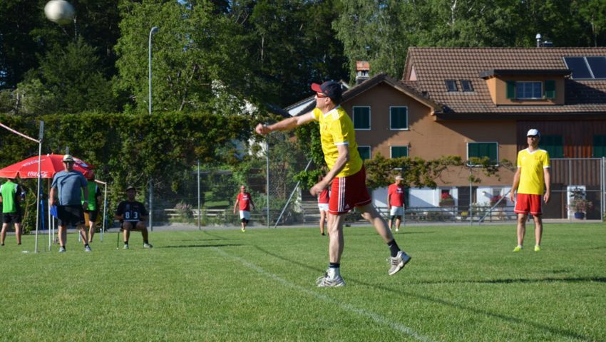  SCFS-Präsident Jürg Kugler mit vollem Einsatz im Faustballfeld in Salez im Jahr 2019. 