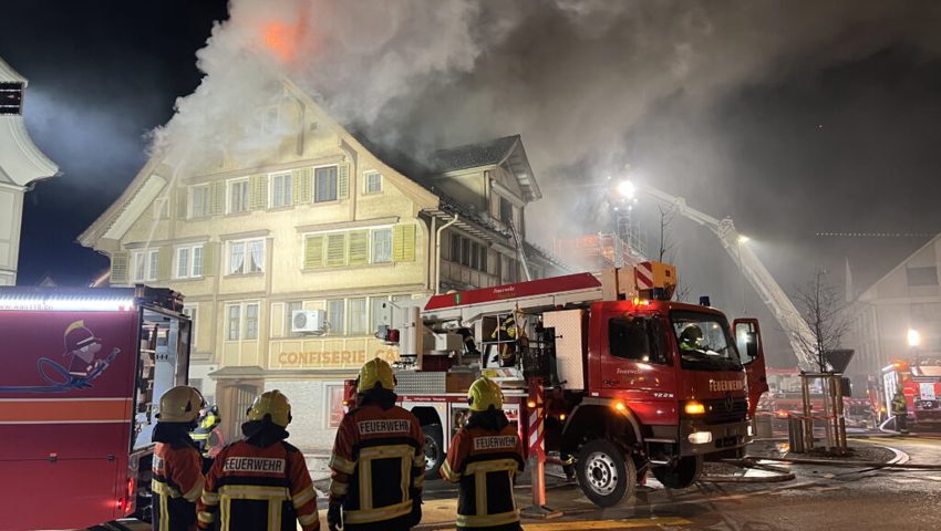  Die Kantonspolizei St.Gallen stand mit mehreren Patrouillen und Spezialisten im Einsatz. 