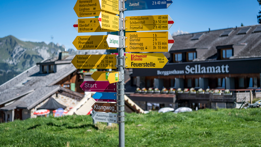 Sessellifte und Gondelkabinen bringen die Besucherinnen und Besucher auf die Alp Sellamatt.