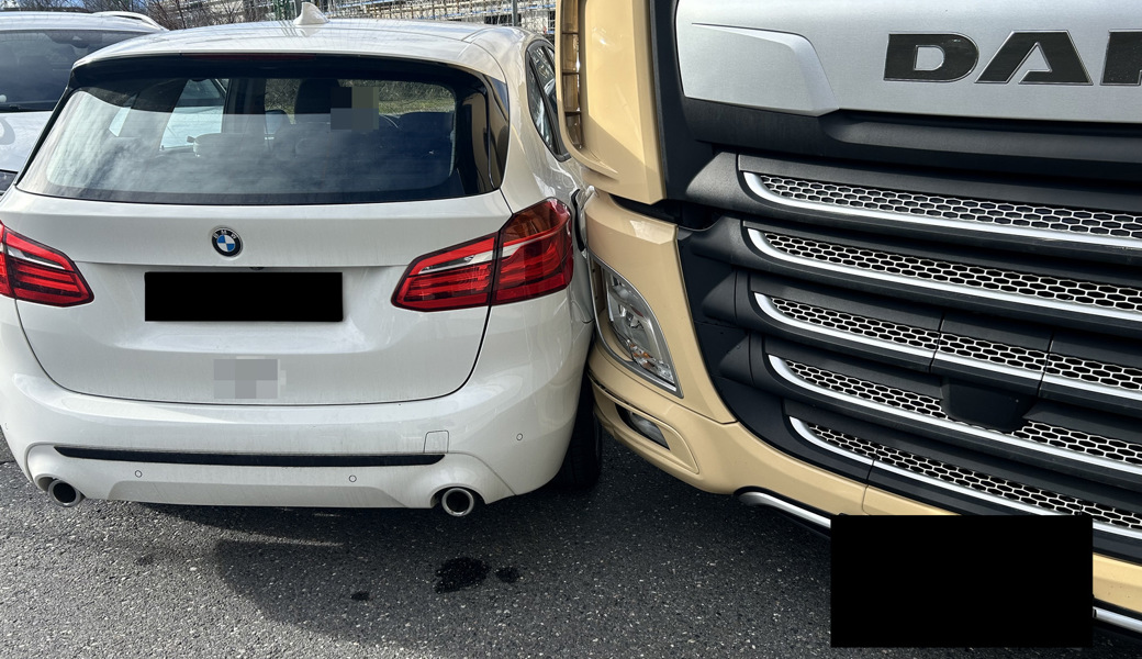 Lastwagen kracht in ausparkendes Auto