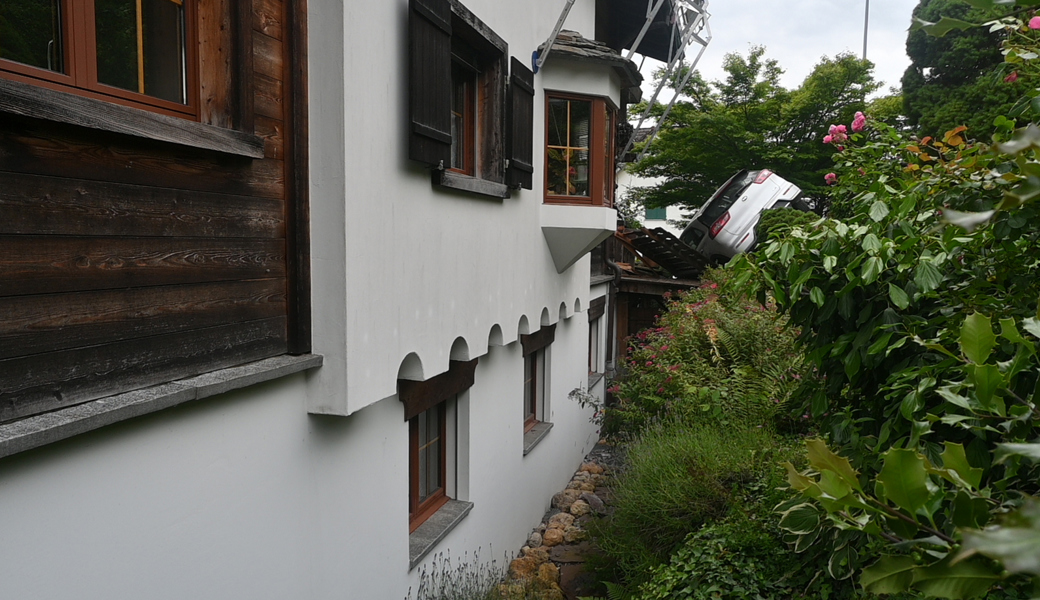 Der Sekundenschlaf endete auf der Terrasse eines Hauses.