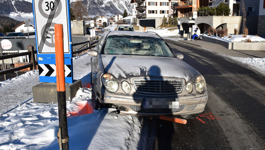 Die 19-Jährige hatte nicht bemerkt, dass sich die Fahrbahn verengt.