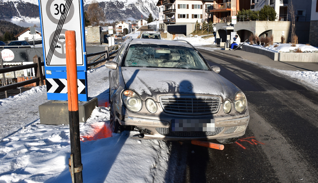 Gucklochfahrerin rammt Zohnensignalisation