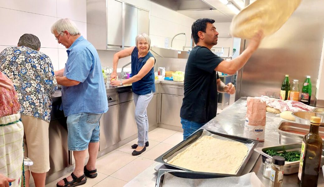  Alle sind mit Motivation bei der Sache: Ein Pizzaiolo wirbelt gekonnt den Teig durch die Luft. 