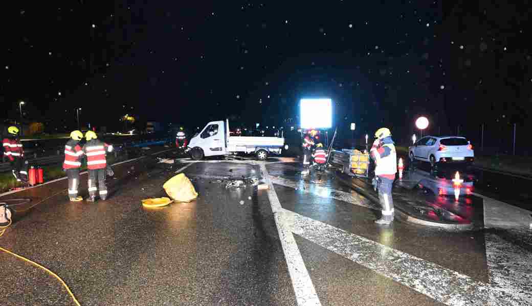 Zwei Personen wurden beim Unfall verletzt.