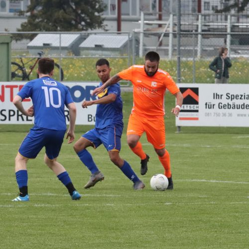  Der einzige Grabser Torschütze, Sandro Gantenbein, wird schon in der eigenen Platzhälfte in einen Zweikampf verwickelt. 