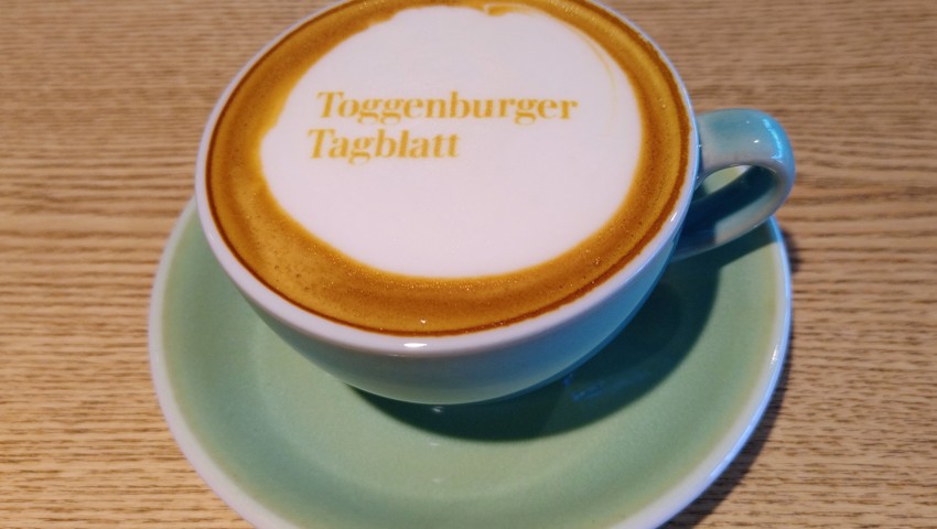  Das Zeitungslogo auf einem Cappuccino. 