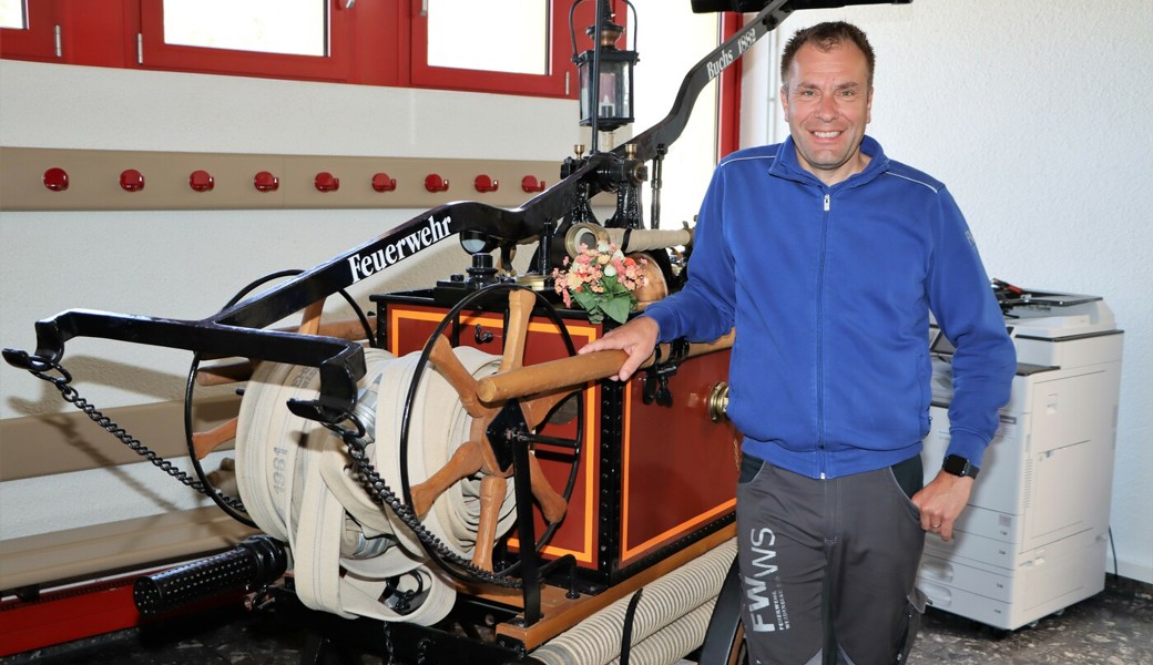  Der Kantonal-Feuerwehrverband St. Gallen wurde vor 120 Jahren gegründet. Präsident Marcel Senn zeigt eine Handdruckspritze, mit der früher Brände bekämpft wurden. Heute stehen den Feuerwehrangehörigen modernste Einsatzmittel zur Verfügung. 