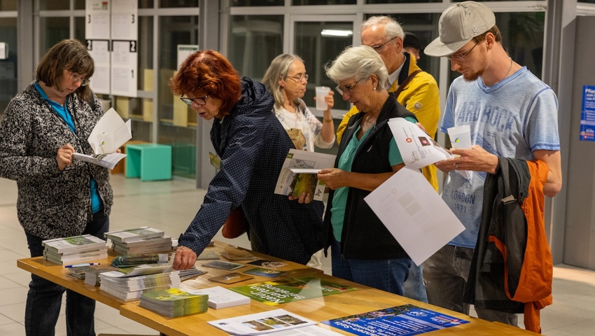 Beim Apéro informieren sich die Besuchenden über die vielfältigen Naturschutzprojekte von Pro Riet.