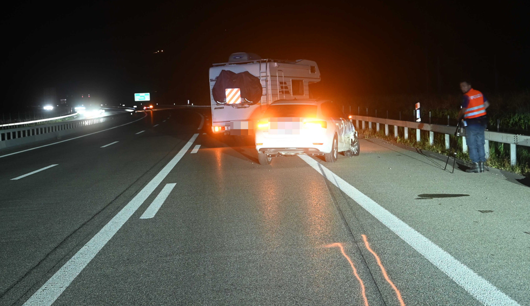 Der Autofahrer kam von Zürich her, kam auf Höhe des Beschleunigungsstreifens nach rechts ab und streifte das dort beschleunigende Wohnmobil.