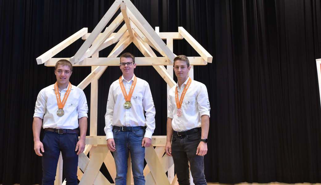 Die besten Drei der SwissSkills in Buchs: Severin Lanter (Sieger, Mitte), Dominik Brülisauer (2., links) und Jan Wechsler (3., rechts). Bilder: Heini Schwendener