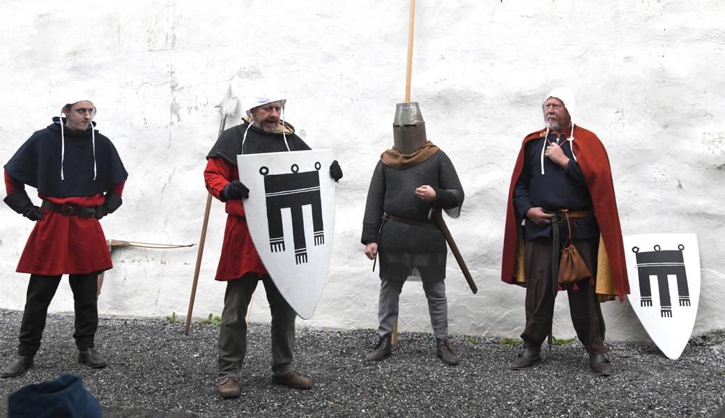 Vorführung der Waffen und der Kriegstechnik im Hof mit Ritter und Kämpfer.  