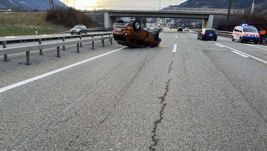 Das Auto prallte gegen die Mittelleitplanke bevor es schliesslich zum Stillstand kam.