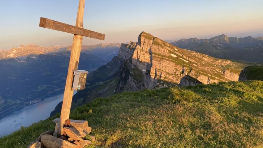  Der Zuestoll wird von den ersten Sonnenstrahlen beschienen. 