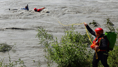 Rega-Rettungsübung: Ein Körper treibt schneller im fliessenden Wasser als ein Jogger rennt