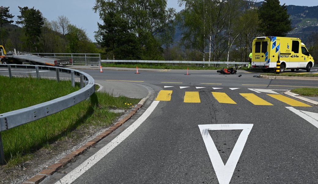 Bei der Autobahnausfahrt Trübbach kam es zur Kollision zwischen einem Zugfahrzeug und einem Motorrad.