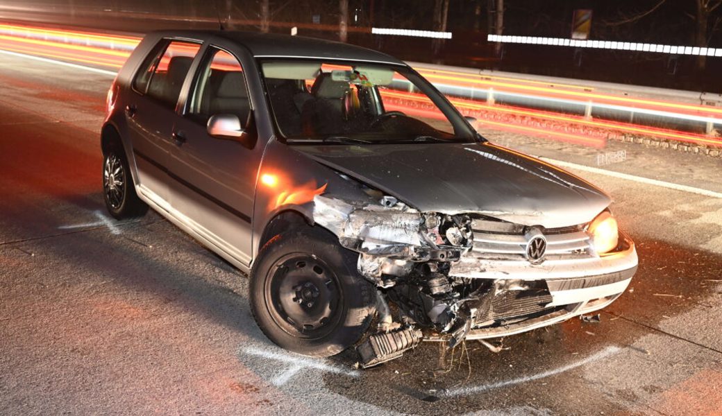  Mit Leitplanke kollidiert: Wegen diesem Unfall auf der A13, Höhe Salez, musste der Überholstreifen zwei Stunden lang gesperrt werden. 