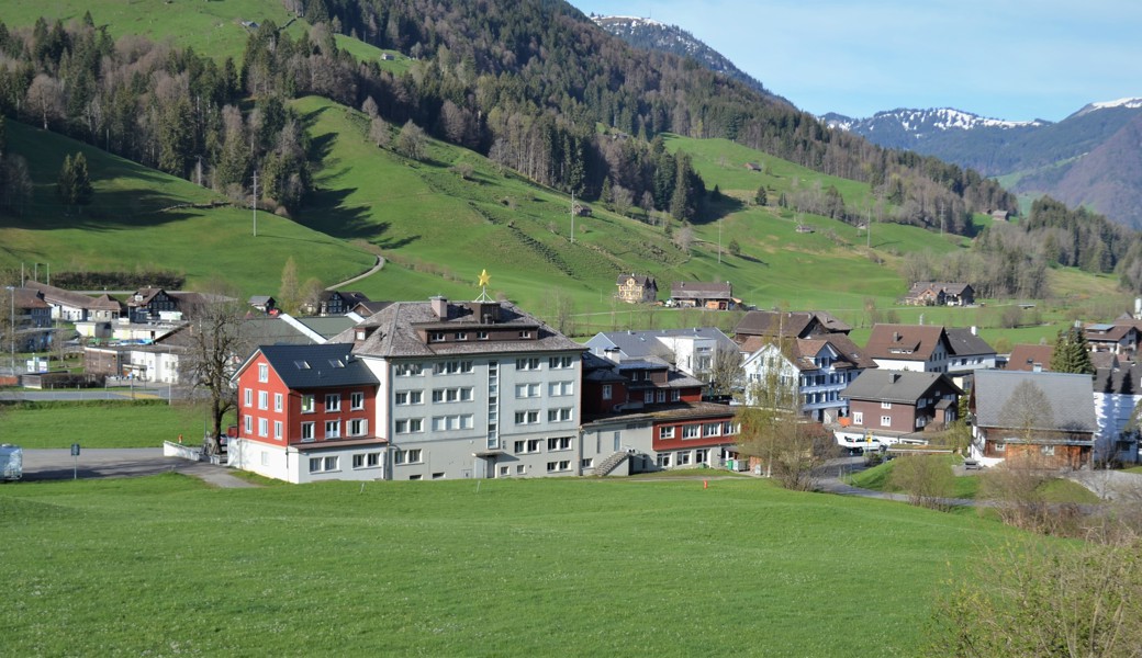 Das neue Alters- und Pflegeheim soll gleich hinter dem Hotel Sternen gebaut werden.