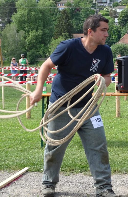  Sieger Thomas Müntener beim Spanntauwerfen. 