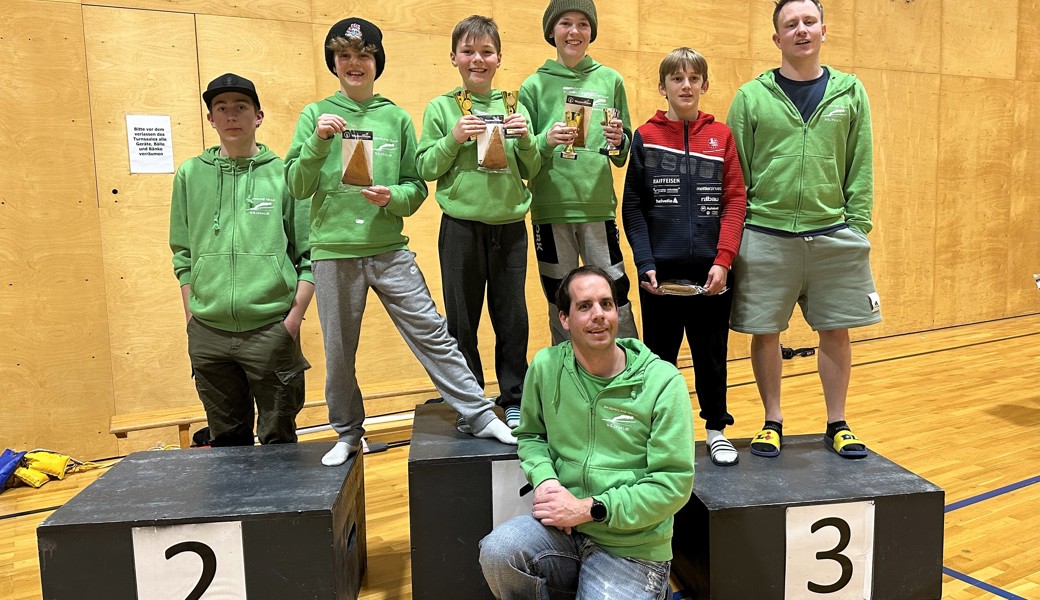 Im Vorarlberg geglänzt (hinten von links): Arno Schmid (Helfer), Nino Leeser, Nils und Dario Lemmenmeier, Ronny Dürr und Daniel Zelger (Trainer), vorne Markus Bollhalder (Trainer).