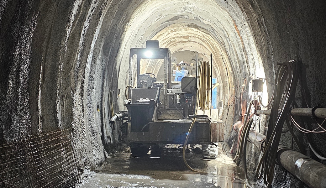 Bauarbeiter zwischen Maschine und Tunnelwand eingeklemmt