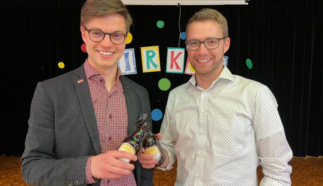  Der neue und der alte Präsident stossen auf den Toggenburger Freisinn an: Ruben Schuler, links, und Simon Seelhofer, rechts. 