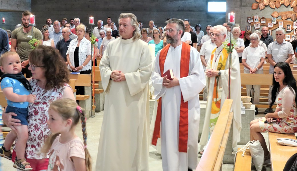 Feierlicher Einzug zum Festgottesdienst in der Herz-Jesu-Kirche.