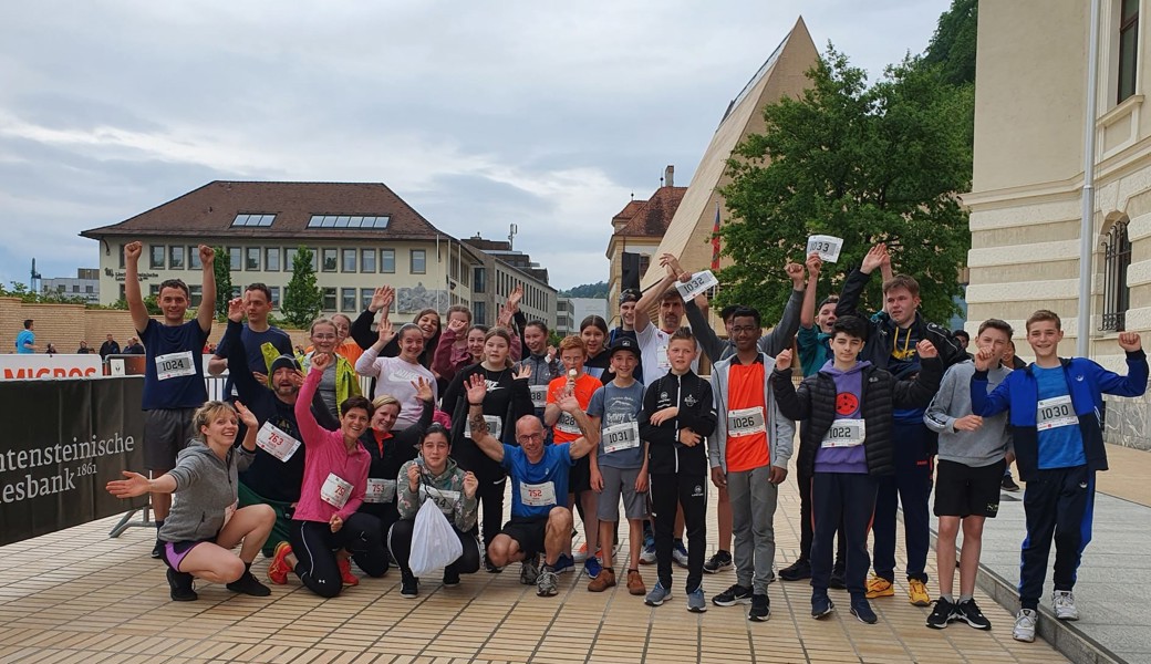  Stolz auf die Leistungen am Vaduzer Städtlelauf: Die Schülerinnen und Schüler der 1. Sek Oberstufe Seidenbaum und ihre Unterstützerinnen und Unterstützer.