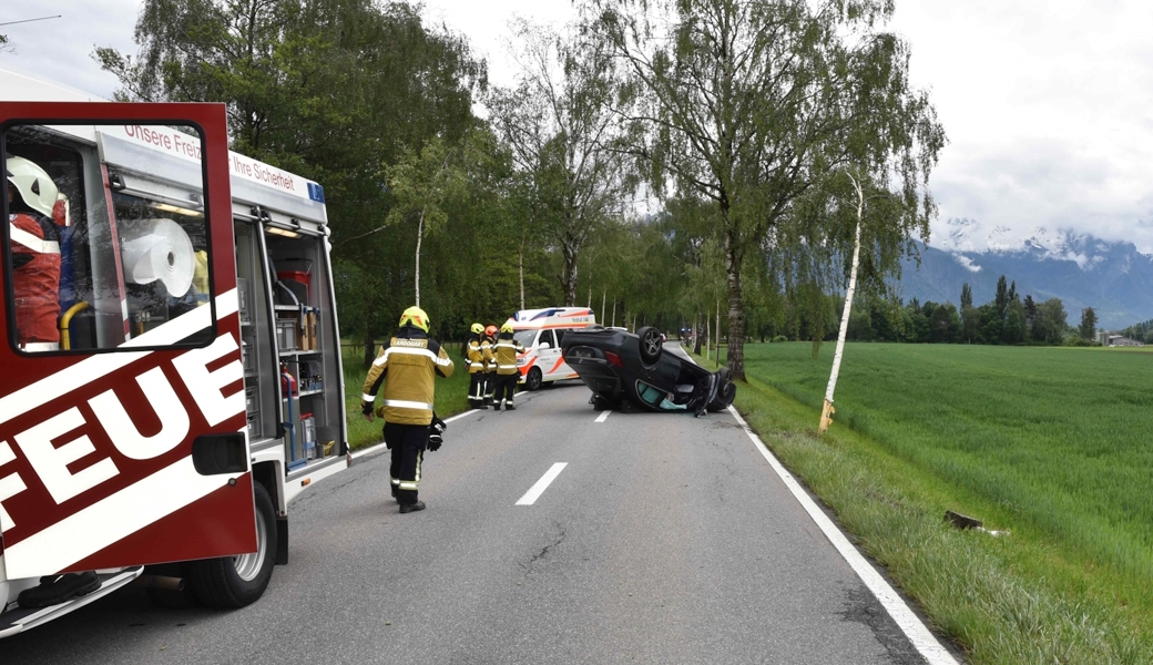 Drittpersonen bargen die Lenkerin und leisteten Erste Hilfe.