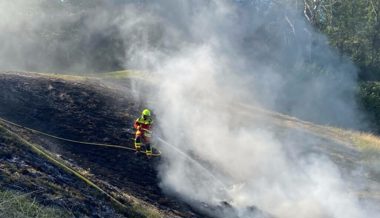 Heubündel berührte den Auspuff eines Mähers – Wiesenbord in Brand geraten