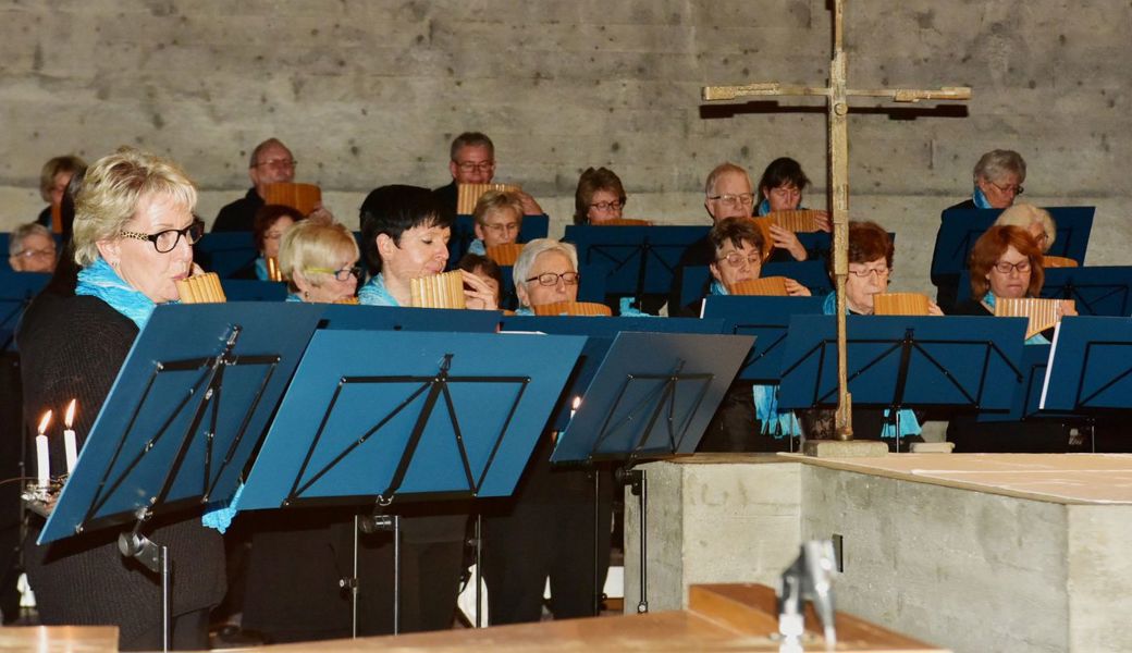 Beim Adventskonzert in der katholischen Kirche Buchs am letzten Sonntagabend stimmten rund 40 von insgesamt 60 Chormitglieder das Publikum auf Weihnachten ein. 