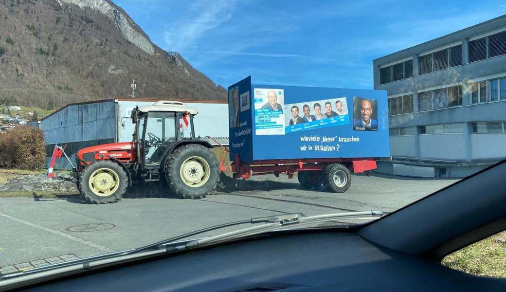 Dieser Wagen am Umzug in Wangs sorgte für Aufregung. 