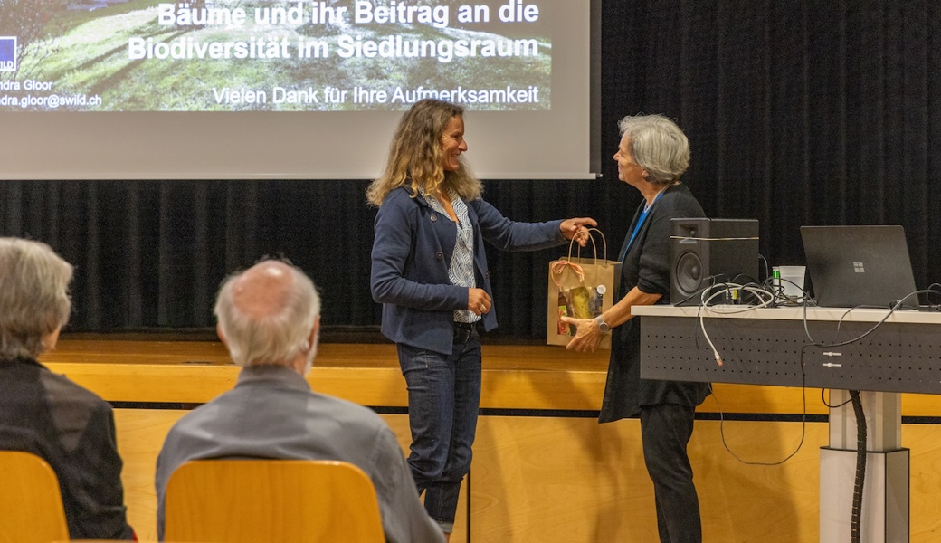 Elena Weiler vom Natur- und Vogelschutzverein Buchs-Werdenberg übergibt Sandra Gloor ein Präsent. 