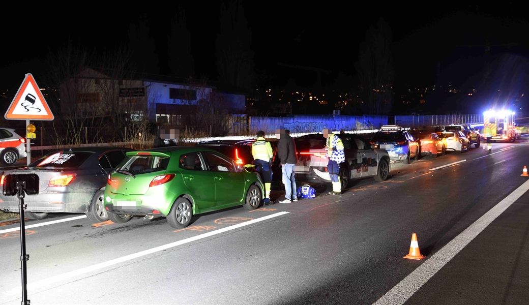 Sechs Verletzte bei Massenkarambolage mit acht Fahrzeugen