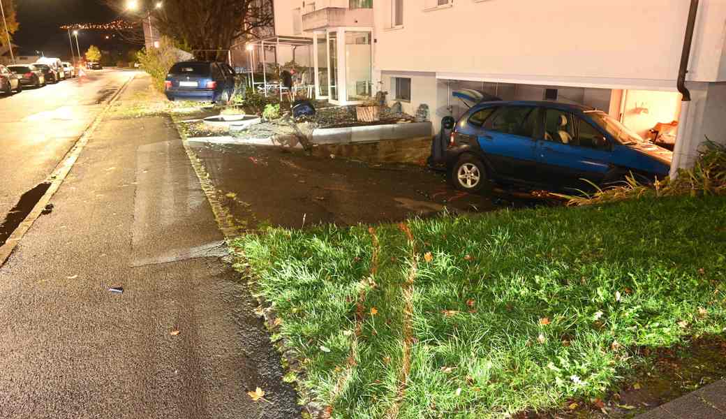 Das Unfallauto kam in einer Hecke zum Stillstand.