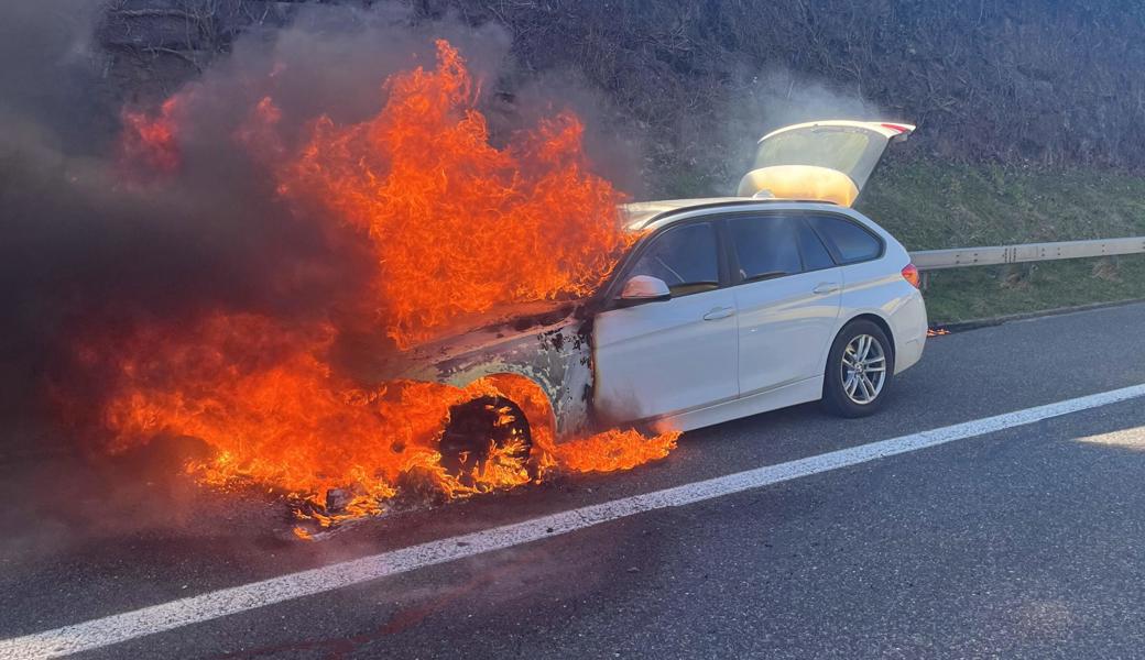 Plötzlich brennt’s: Auto auf der Autobahn mit Totalschaden