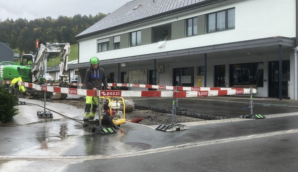 Die Bushaltestelle Unterwasser, Post in Wildhaus wird umgebaut gemäss dem Behindertengleichstellungsgesetz. 