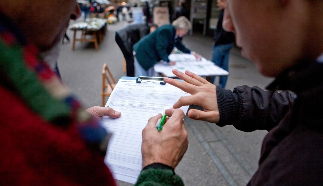 Elektronische Systeme könnten das Unterschriftensammeln sicherer machen, hoffen Politikerinnen und Politiker in Bern und St.Gallen.