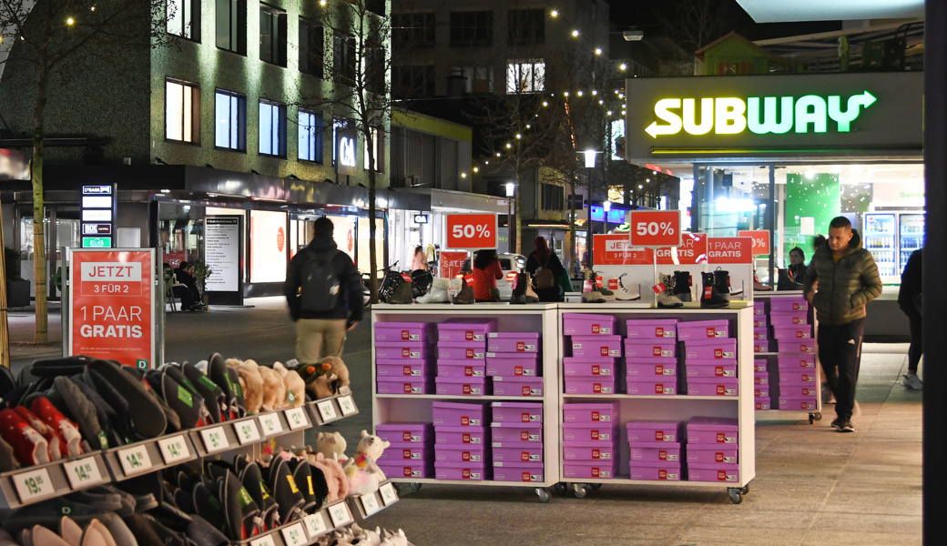 Kommt die Liberalisierung durch, dürften die Läden in der Buchser Bahnhofstrasse nicht nur im Winter bis in die Nacht hinein offen haben.