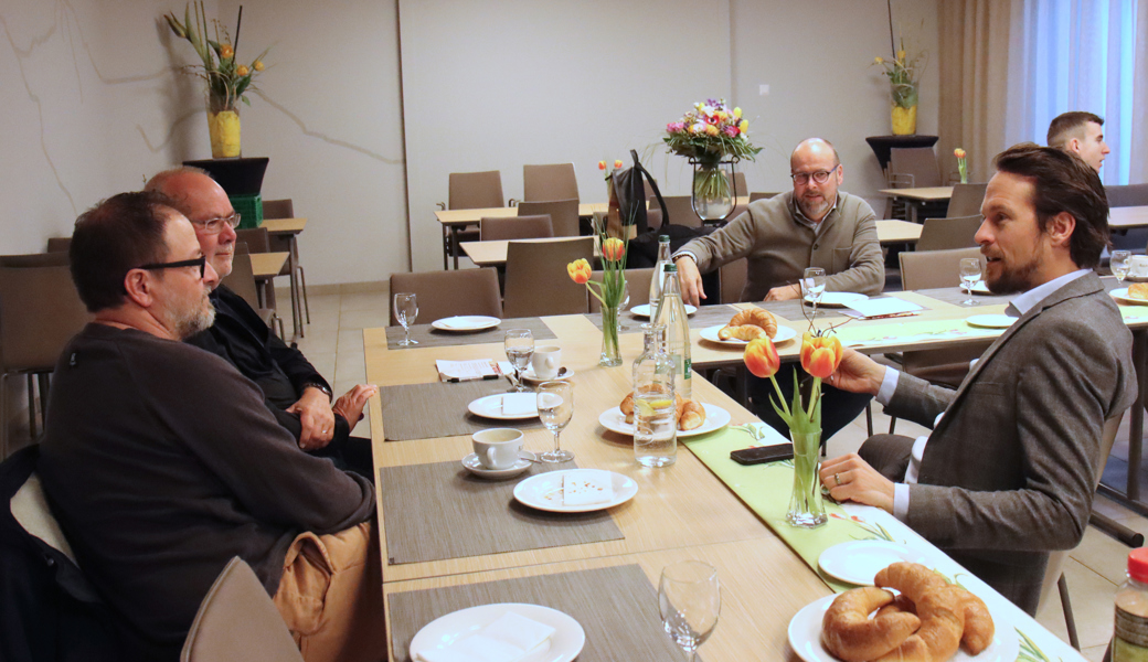 Patrick Cantieni (rechts) im Gespräch mit Mitgliedern, was alles an der «Modeschau» neben Mode präsentiert werden kann.