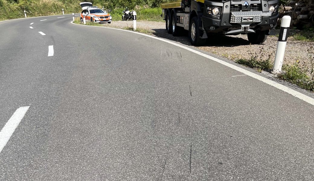 Die Lenkerin rutschte mit ihrem Motorrad mehrere Meter über die Strasse.