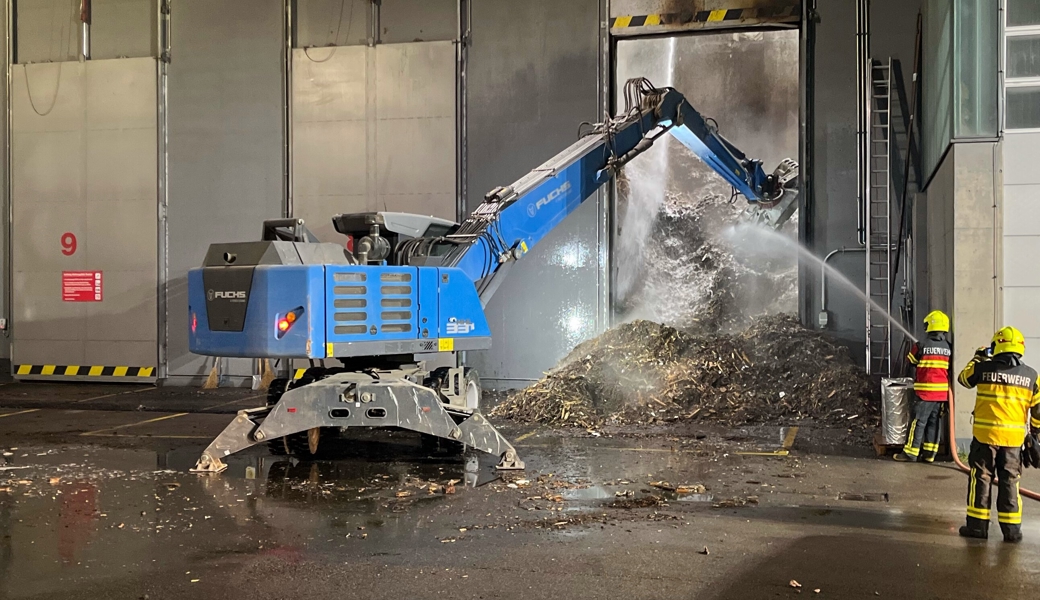 Die Feuerwehr entleerte den Holzschnitzel-Bunker. 