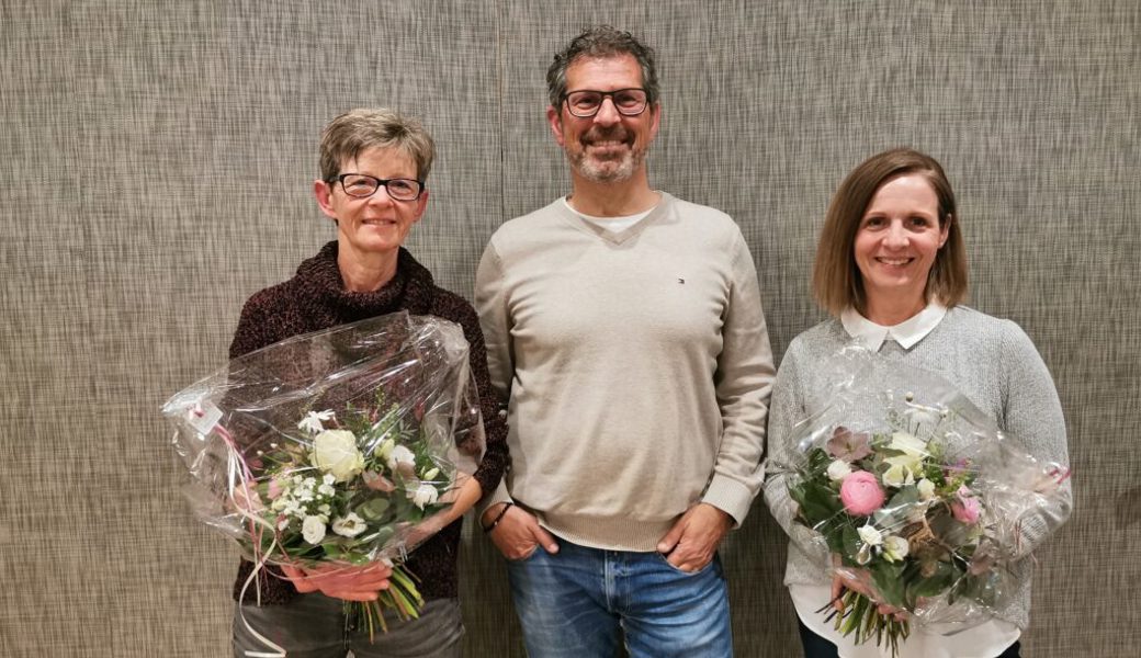  Freude bei den beiden Jubilarinnen und dem Präsidenten (von links): Fabienne Abderhalden, Heimo Steriti, Claire-Lise Lippuner. 