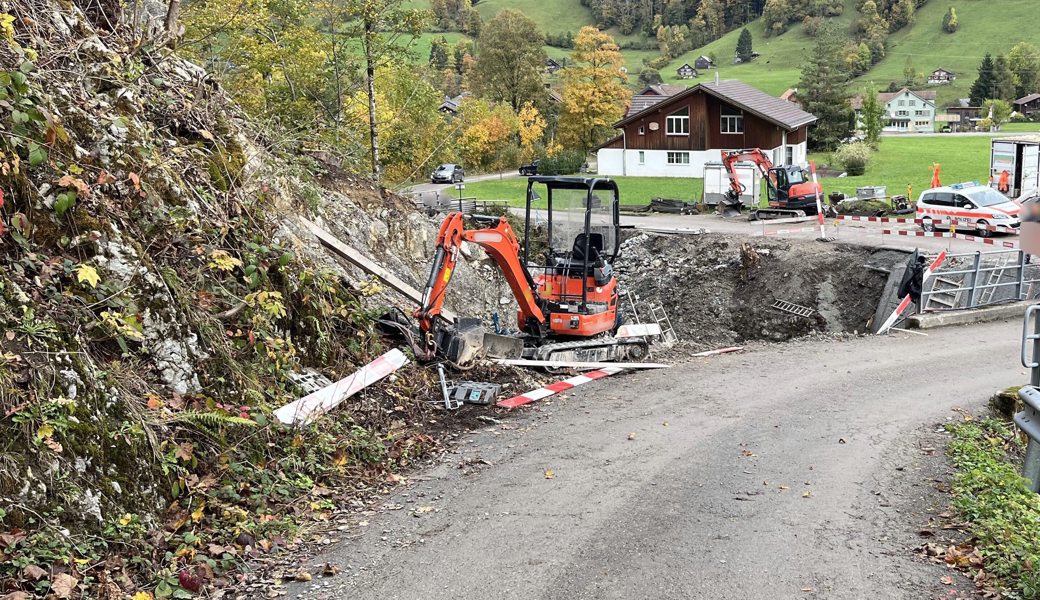 Der Motorkarren stürzte sechs Meter in ein Bachbeet hinunter, wo sich ein Arbeiter befand.