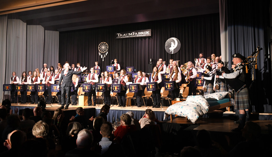 Die Musikgesellschaft Sennwald spielte zusammen mit der Grey Union Pipe Band. 