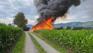 Stall in Vollbrand: 70 Feuerwehrleute im Einsatz